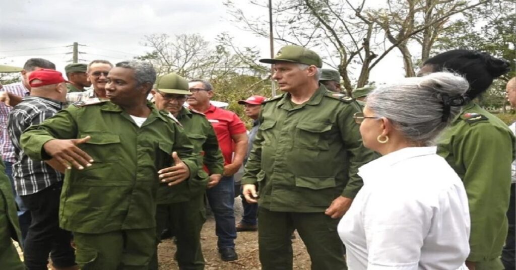 En la foto, Díaz-Canel en Holguín a hablar con los dirigentes tras el huracán
