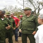 En la foto, Díaz-Canel en Holguín a hablar con los dirigentes tras el huracán
