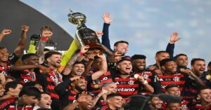 En la foto, Flamengo levanta la Copa Libertadores