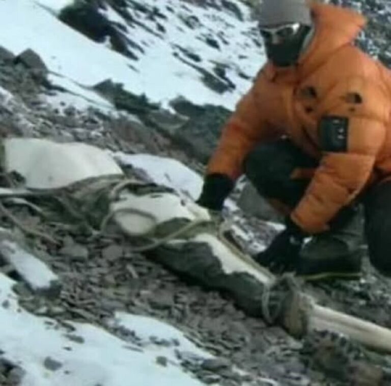 En la foto, momento en que Conrad Anker encuentra el cadáver de George Mallory