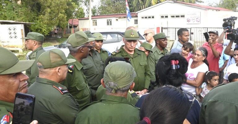 En la foto, dirigentes recorren zonas del oriente cubano, una vez más