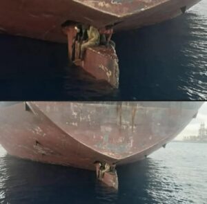 En la foto, los polizones nigerianos sobre el timón del barco