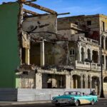 En la foto, edificios en mal estado en La Habana