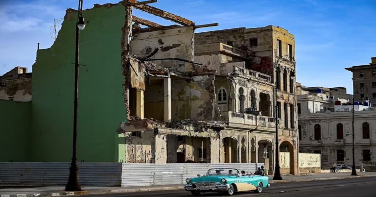En la foto, edificios en mal estado en La Habana