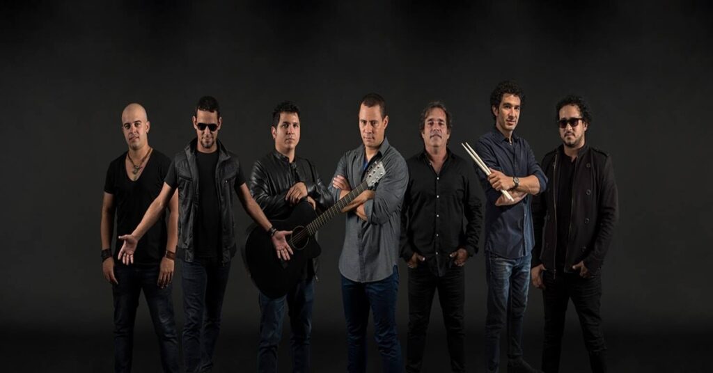 De voz generacional en Cuba a banda de cabecera de las dictaduras