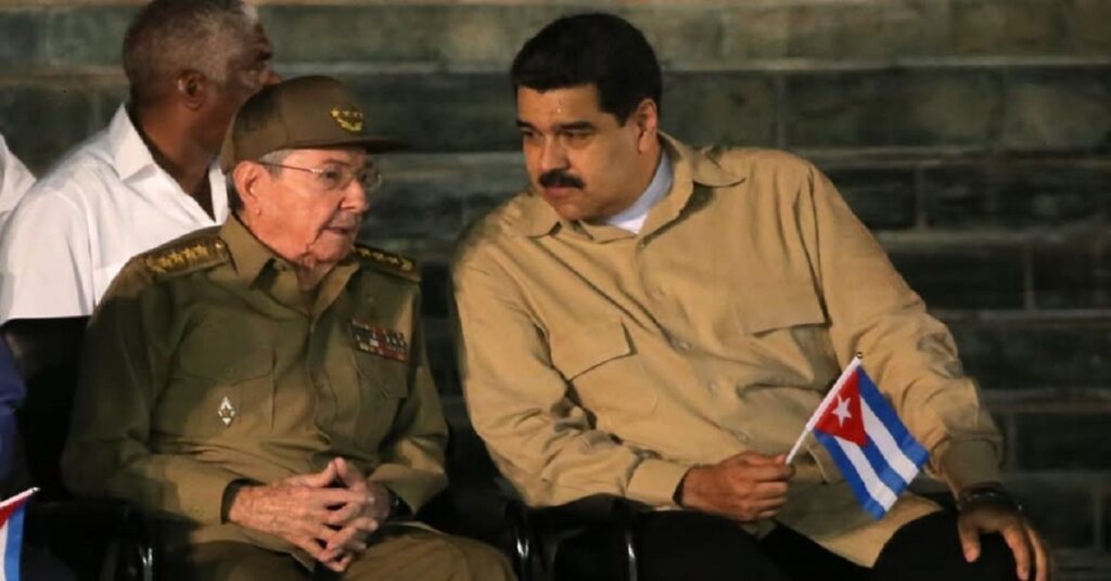 En la foto, Raúl Castro y Nicolás Maduro