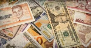 En la foto, monedas que circulan en Cuba