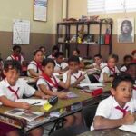 En la foto, pioneros en un aula