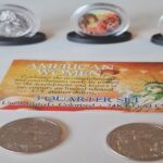 En la foto, als monedas de Celia Cruz