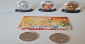 En la foto, als monedas de Celia Cruz