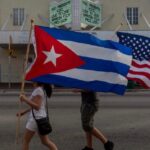 En la foto, una bandera cubana en las calles de Miami