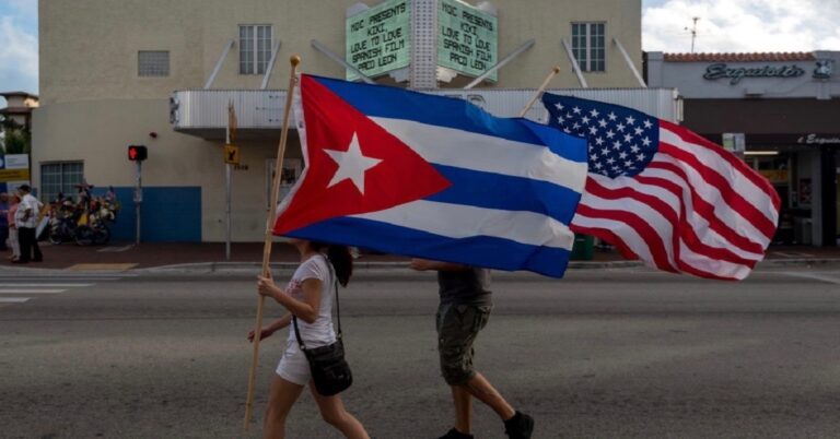 En la foto, una bandera cubana en las calles de Miami