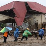 En la foto, inundaciones en Indonesia