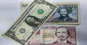 En al foto, dólares y pesos cubanos
