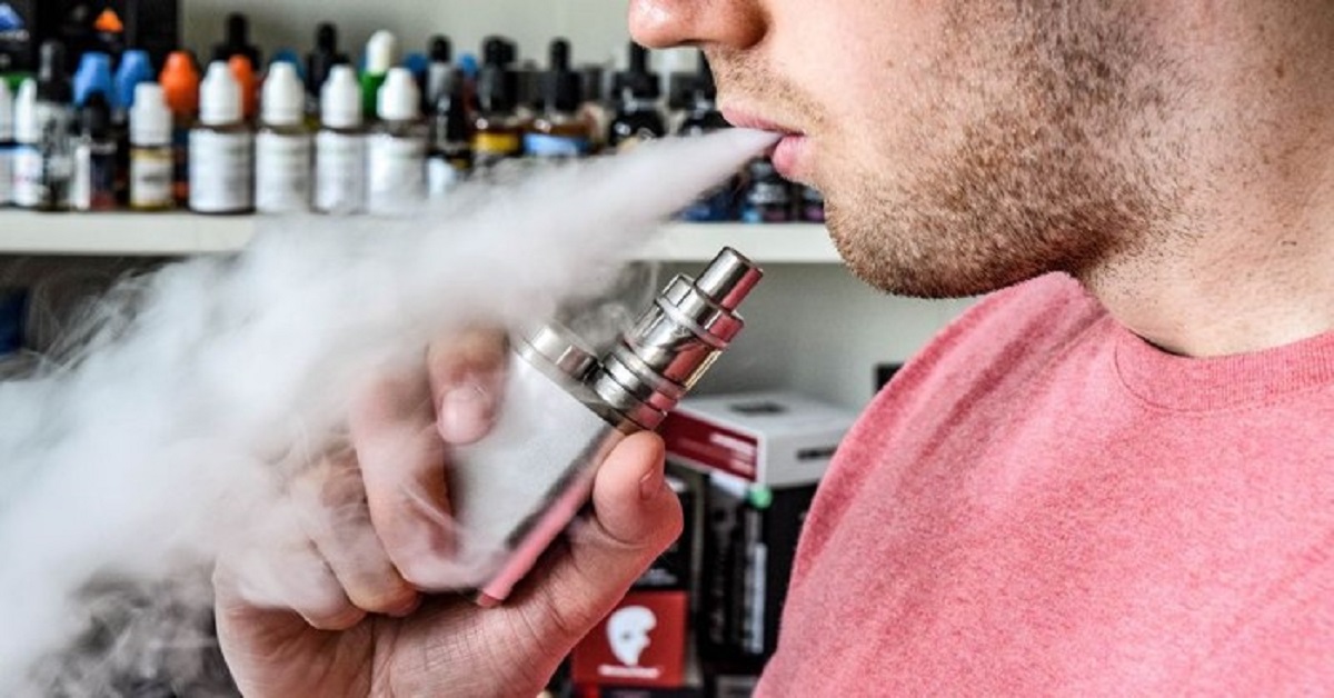 En la foto, un joven vapeando