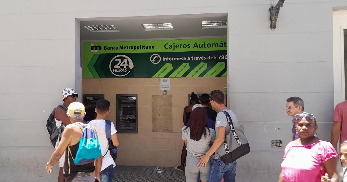 En la imagen, un banco en Cuba