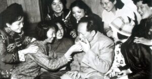 En la foto, Mao rodeado de jovencitas