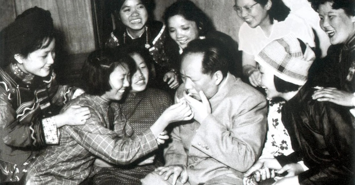 En la foto, Mao rodeado de jovencitas