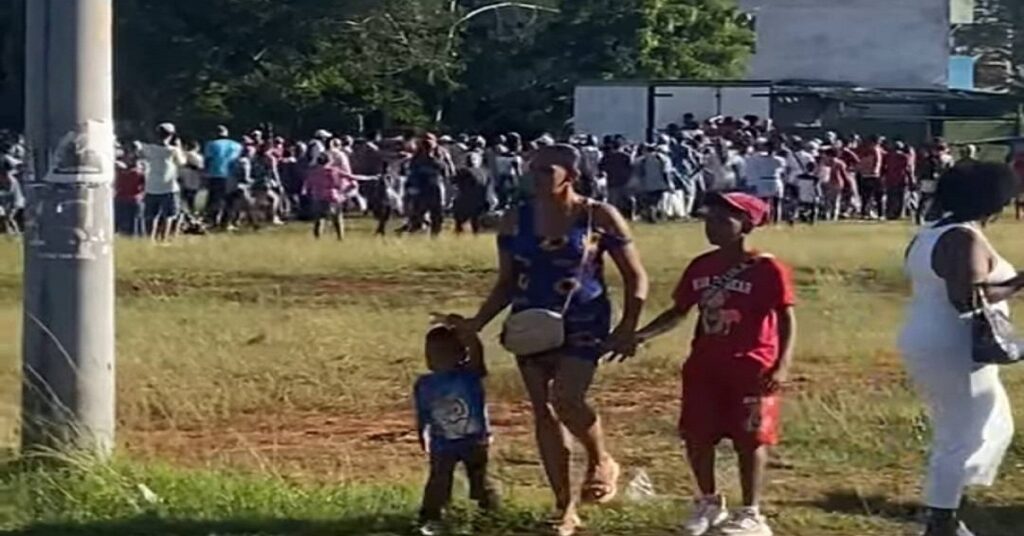 En la foto, matazón para comprar arroz en Cuba