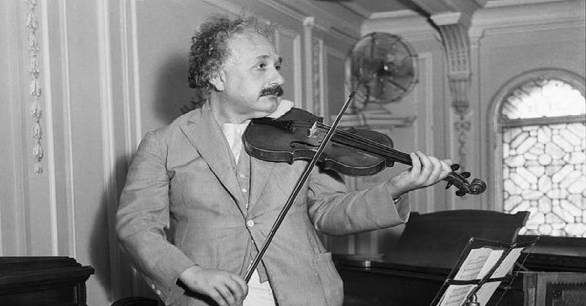 En la foto, Einstein toca el violín