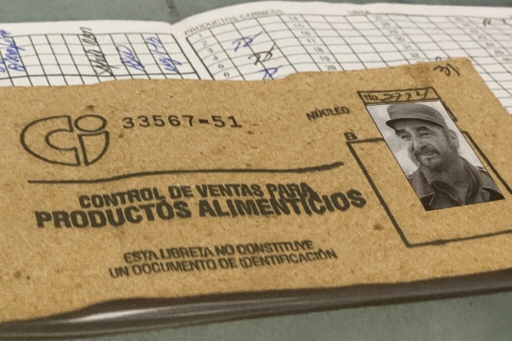 En la foto, una libreta de racionamiento