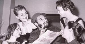 En la foto, Fidel Castro rodeado por mujeres