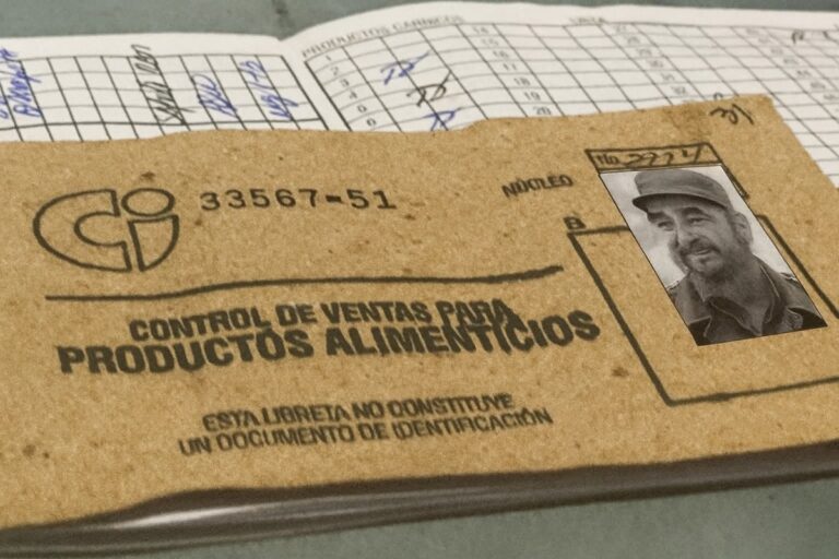 En la foto, una libreta de racionamiento