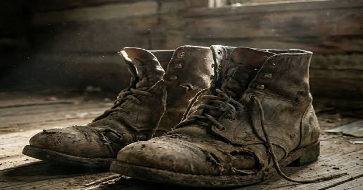 En la foto, un par de zapatos viejos y rotos