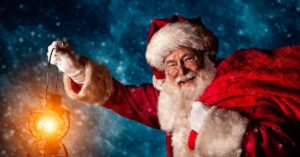 En la foto, Santa Claus con un farol