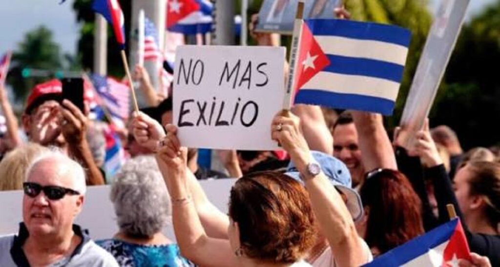 En la foto, una imagen de personas con un cartel que pide el fin del exilio