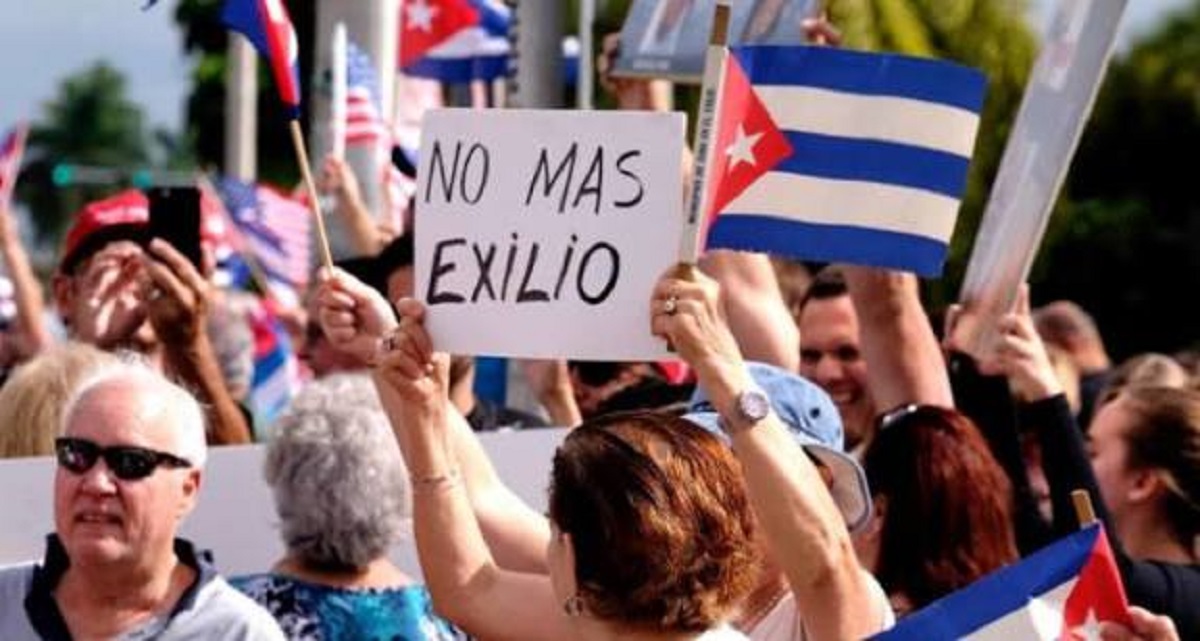 En la foto, una imagen de personas con un cartel que pide el fin del exilio