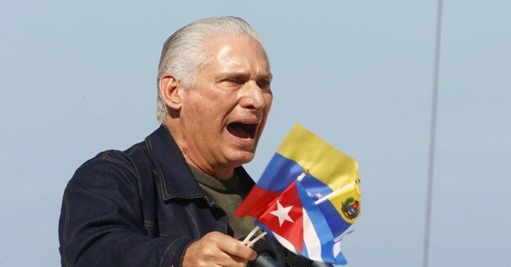 En la foto, Díaz-Canel grita tras enterarse de la captura de Nicolás Maduro