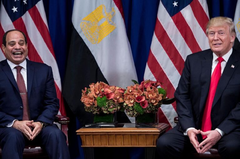 Em la foto, Al Sisi y Donald Trump