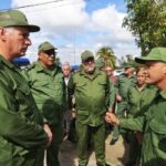 En la foto, Díaz-Canel vestido de militar y rodeado de secuaces
