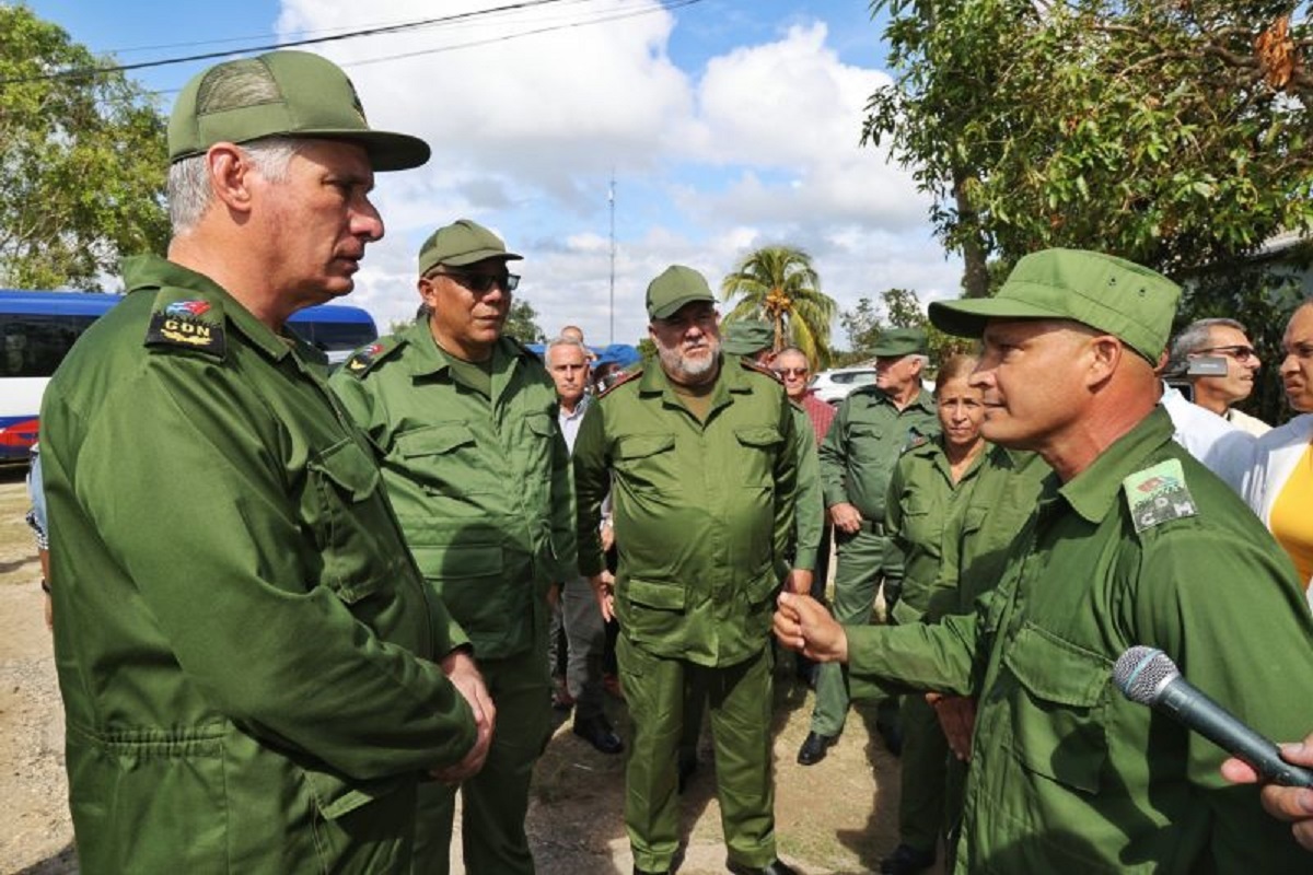 En la foto, Díaz-Canel vestido de militar y rodeado de secuaces