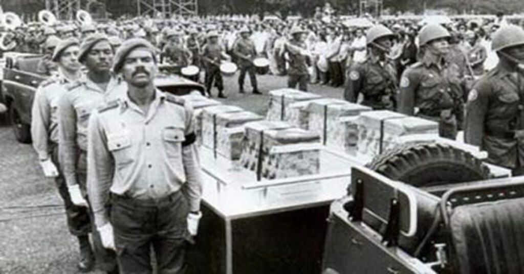 En la foto, sepelio de cubanos muertos en Angola
