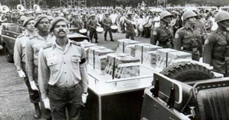 En la foto, sepelio de cubanos muertos en Angola