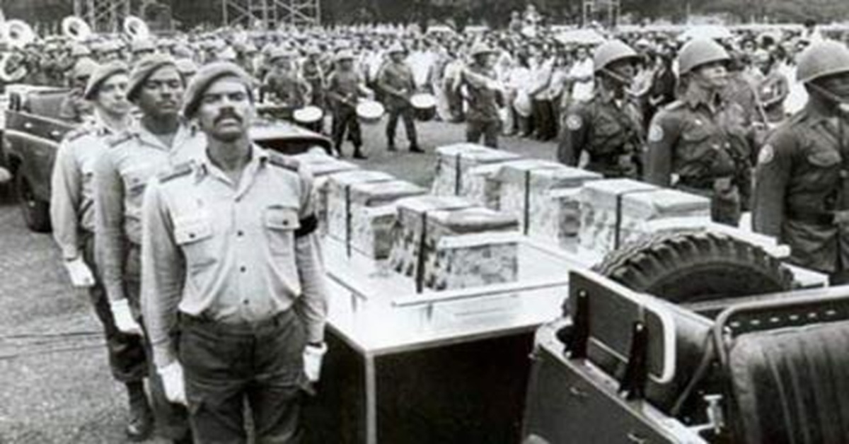 En la foto, sepelio de cubanos muertos en Angola