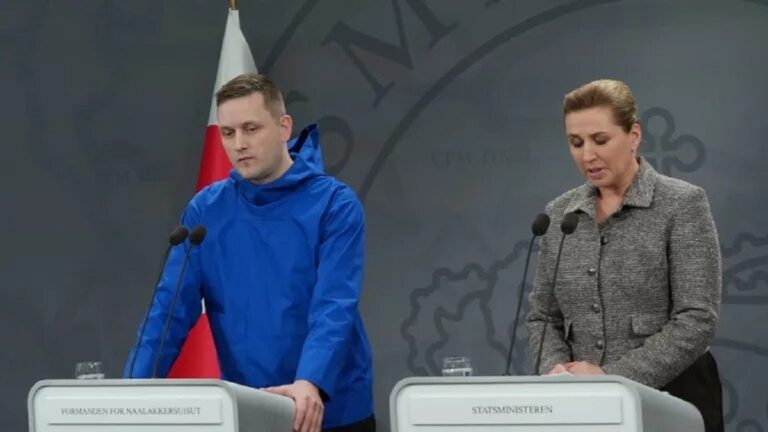 En la foto, ministros de Exteriores de Groenlandia y Dinamarca