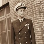 En la foto, John F. Kennedy como oficial de la Marina