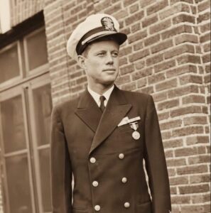 En la foto, John F. Kennedy como oficial de la Marina