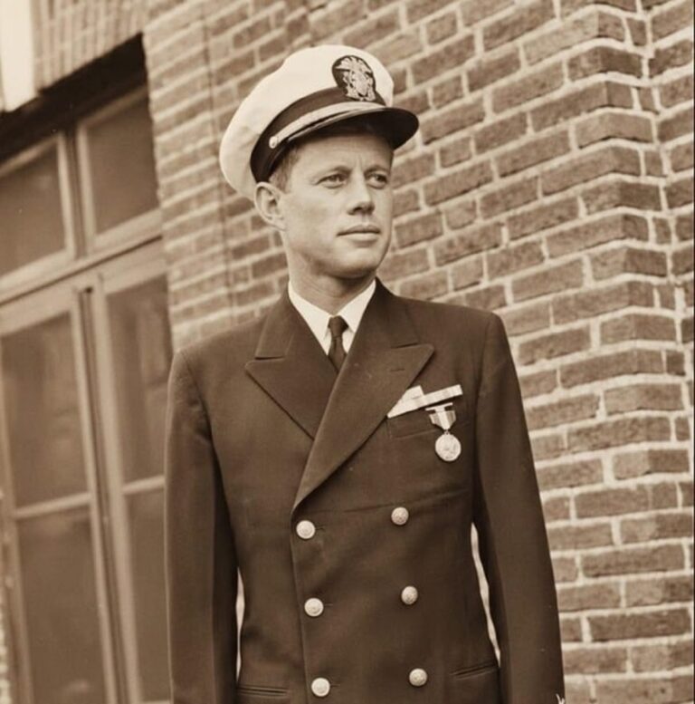 En la foto, John F. Kennedy como oficial de la Marina