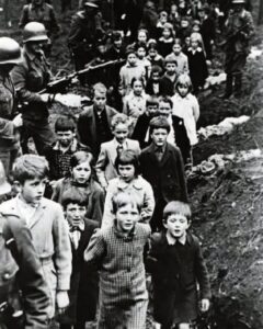 En la foto, niños en el bosque de Ponary