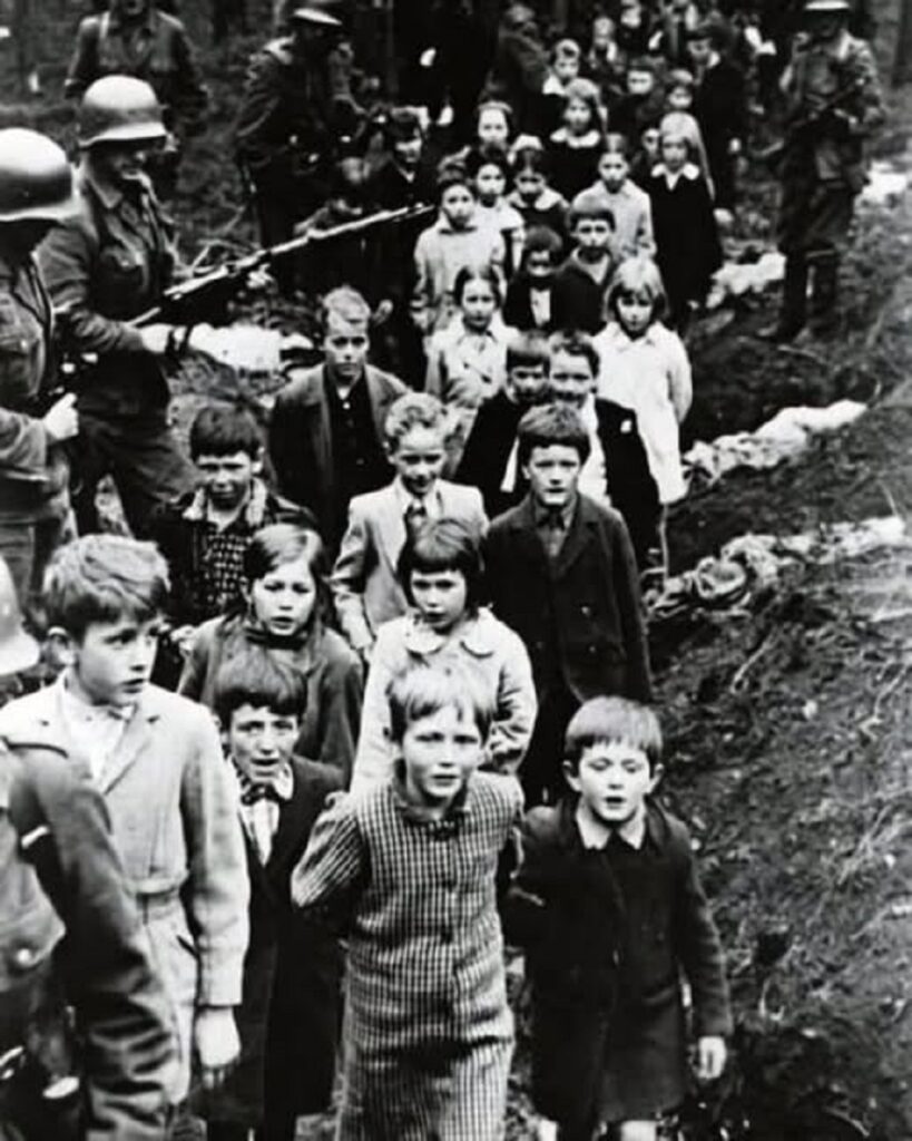 En la foto, niños en el bosque de Ponary