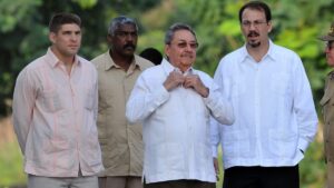 En la foto, Raúl Castro, su hijo Alej.andro y el nieto escolta, Raúl Guillermo