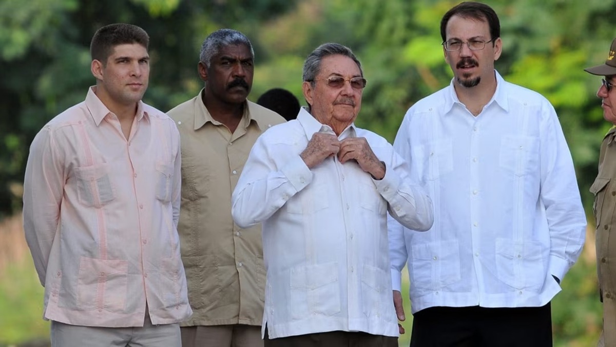 En la foto, Raúl Castro, su hijo Alej.andro y el nieto escolta, Raúl Guillermo