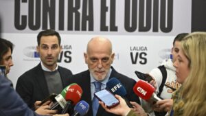 En la foto, Javier Tebas habla de Xabi Alonso