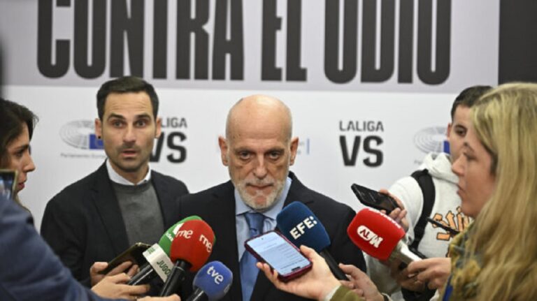 En la foto, Javier Tebas habla de Xabi Alonso