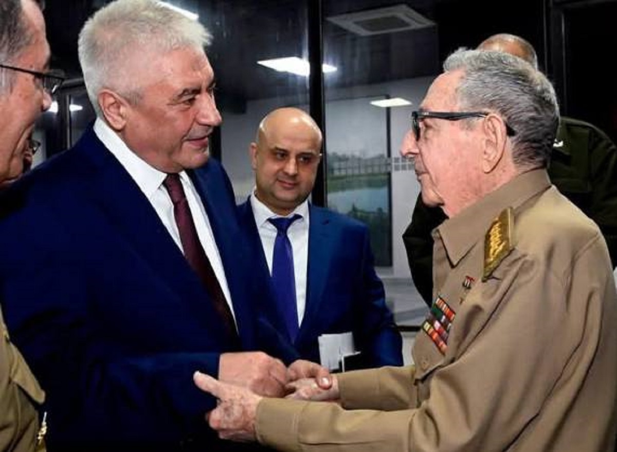 En la foto, Raúl Castro se reúne con el ministro ruso de Interior
