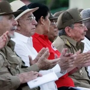 En la foto, la gerontocracia que controla a Cuba